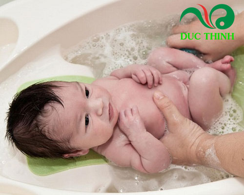 Tác dụng khi tắm cây nhọ nồi cho bé